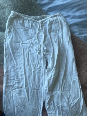 Hm linnebyxor  - Vita linnebyxor från hm, säljer på grund av att dom är lite för korta för mig, dom är använda men fortfarande i bra skick💗