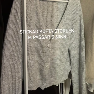 Stickad kofta  - Info står på bilden och bilden är tagen från mitt insta konto där jag säljer kläder och annat men tänkte lägga ut allt här också!! 