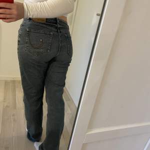 Lågmidjade jeans från Pret A Porter 💕 Står storlek 42 i men skulle säga mer 36/38. Jag är 168 cm.