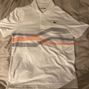 Lacoste piké  - Lacoste piké size M säljer den för att den ej passar mig oanvänd .