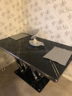 Stolar, våningssäng och ett bord - Bordet har andvänts i cirka 2 år och är jätte bra men det skakar lite men den funkar jätte bra. Stolarna har jag bara andvänt i 1 år och är jätte bra fortfarande, ni får de båda stolarna fast utan det blåa skyddet och sängen är bra och stadig för 2 per