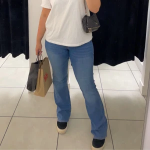 Lågmidjade bootcut jeans - Så snygga lågmidjade bootcut jeans från H&M. Storlek 40 men passar bättre en 38