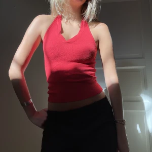 Röd halternecktopp  - Röd halternecktopp, den hade en krage innan som jag klippt bort. Stl xs/s