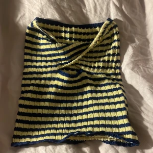 Sommartopp - Så fin stickad sommartopp! Minns tyvärr inte märket men endast använd 1 gång! Stretchig så passar många. Helt fantastisk att ha på sommaren🌻☀️