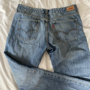 Levis jeans 552 - Lågmidjade Levis jeans i modellen 552 som tyvärr blivit för små för mig!!! As najs perfekt blå färg 🥰🥰