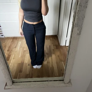 Randiga kostymbyxor - Ett par medelhöga kostymbyxor från pull&bear. Inköpta för cirka 1 år sedan och använda Max 5 gånger. Lite långa på mig som är 163. Raka kostymbyxor som faller så snyggt över skor.