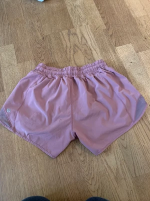 Lululemon shorts  - Jättefins smutsrosa träningsshorts. Köpta flr ca 500 kr. Priset kan förhandladlas🩷🩷