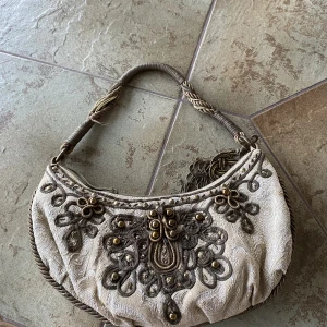 Vintage handväska - Jättegullig vintage handväska. Rymlig men fortfarande nätt. Mycket bra skick.❤️😊skriv om du har några frågor!