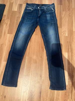 Fina Replay jeans nästan nya använda 1-2 gånger, pris kan diskuteras 