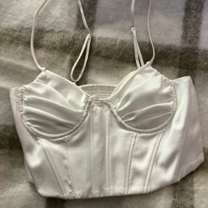 Linne/korsett - Jättefin topp från zara, aldrig använd då den är för liten för mig:(  Hör gärna av dig om det är något!