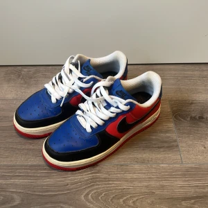 Air force 1 - Säljer dessa sparsamt använda custom made air force 1🕷️Nypris på att designa egna ligger runt 1700💸 Säljer de pågrund av att de tyvärr är försmå, har ni några frågor tveka inte att höra av er😊 