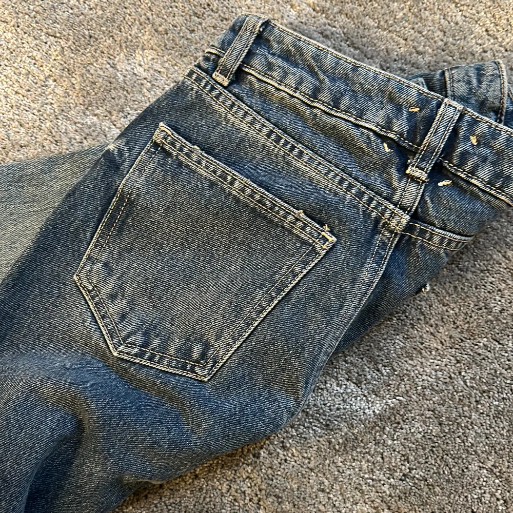 Söljer jeans med låg midja från zara som är försmå och aldirg används !! Mörkblå 💗❣️😘. Jeans & Byxor.