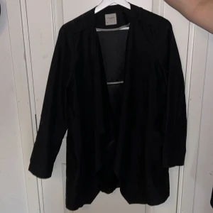 Trenchcoat  - Jättefin trenchcoat från vero Moda, knappt använd🥰