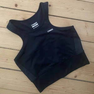 Sport-topp från Stronger - Säljer denna snygga sport-toppen från Stronger. I fint skick. Storlek S. 