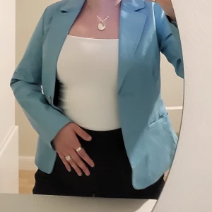 Skinnjacka - Finasta skinjackan!! Sitter tyvärr för tajt runt armarna på mig. Hoppas någon vill ge den ett kärleksfullt hem 🩵Använd gärna köp nu🩵