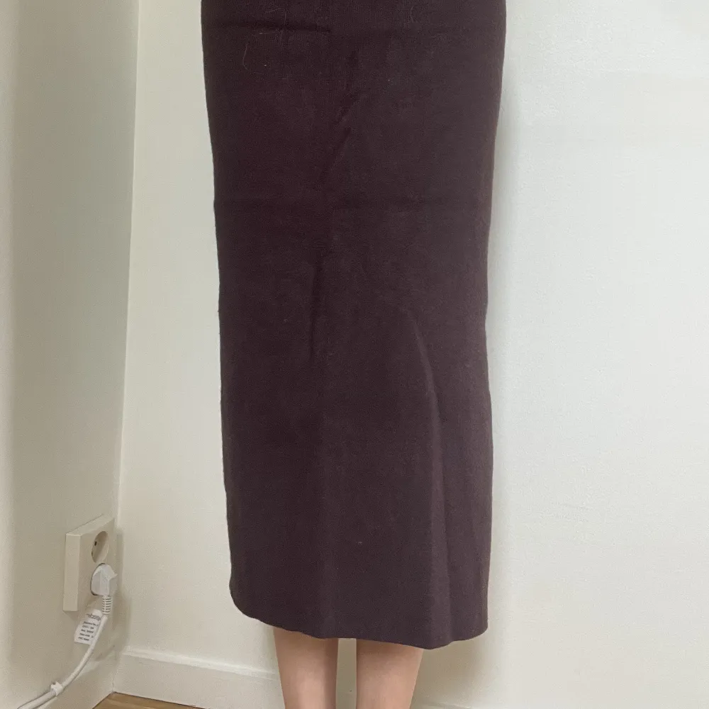 Superfin stickad kjol från Zara (bortklippt lapp dock) lagom till hösten💖Bra skick, använd ett fåtal gånger men är lite nioåring (se bild 3). Passar XS-S. 🌻. Kjolar.