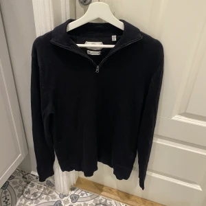 These glory days half zip - Tja, nu säljer jag min these glory days half zip i fint skick. Nypris på tröjan ligger på 1100. Det står att tröjan är i m men jag upplever den i s. Har du någon fråga får du gärna ställa/ mvh Hugo😁