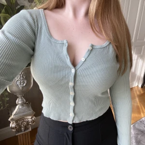 Mintgrön kofta | Brandy Melville - En jättesöt ljus mintgrön kofta från Brandy Melville! Knapparna kan knäppas så det passar ens egna stil. Storlek S, men skulle säga att den passar någon med XS också. I nytt skick! För mer info och bilder skriv privat.