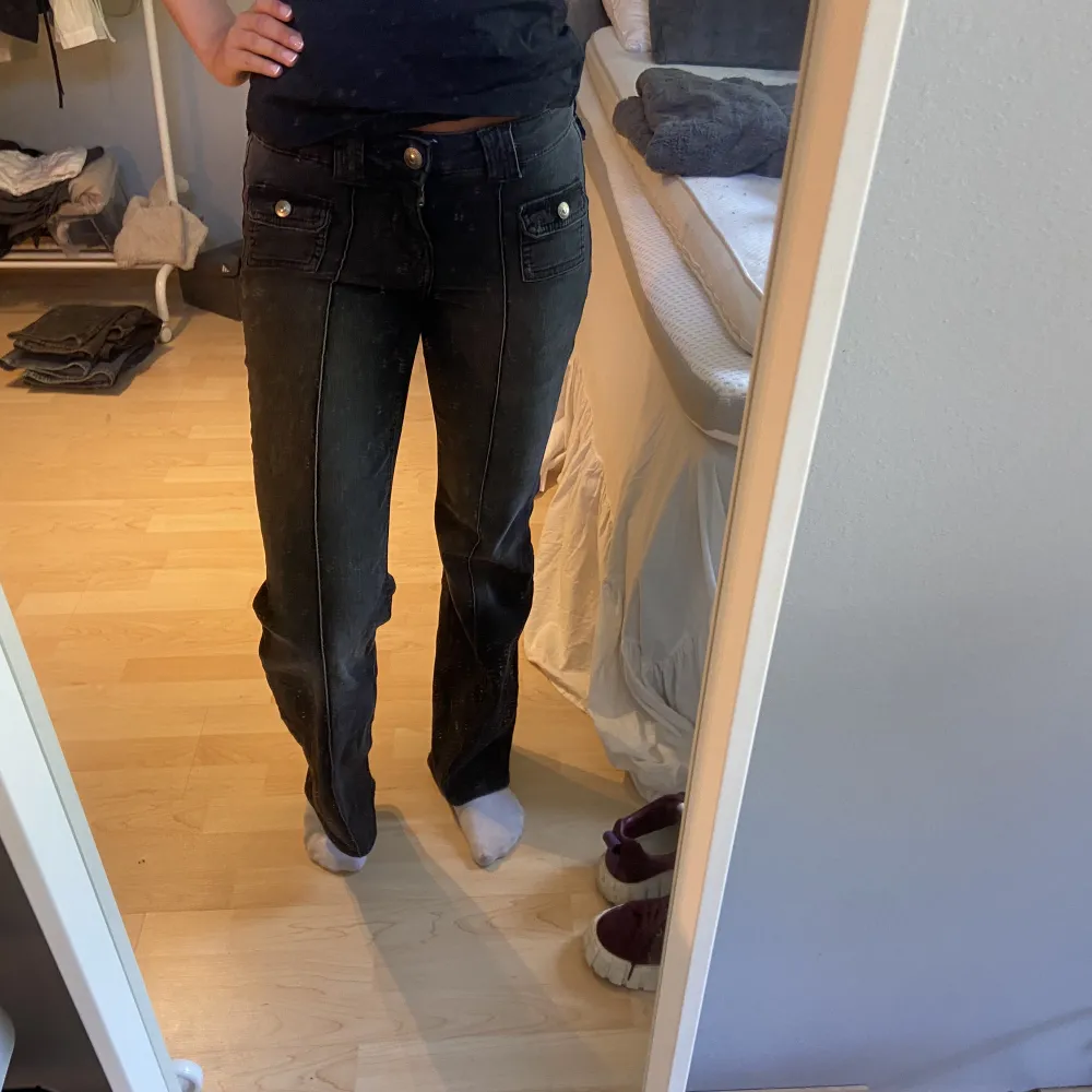 Lågmidjade utsvängda jeans från HM, säljes pga att jag redan har ett par! ☺️👍  strl 34, säljes för 150kr plus frakt. Jeans & Byxor.