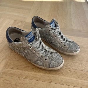 Golden goose sneakers  - Sjuuukt snygga sneakers från golden goose. Så coola och knappt använda⭐️⭐️⭐️