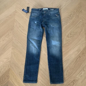 Replay jeans Anbass (aged eco) - Helt nya, lappar kvar. Nypris 1899 kr. Köpt i mall of scandinavia. Skickar gärna bild på om nån vill! 