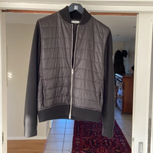 J. Lindeberg cardigan  - Tja! Säljer nu denna riktigt feta j Lindeberg cardiganen. Ny skick skulle säga 9,5/10. Finns inga som helst defekter. Säljer då jag inte använder den speciellt mycket👌 Bara att höra av sig ifall du har några frågor eller vill ha någon mer bild. 🙏