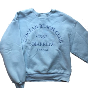 GinaTricot Tröja  - Jätteskön, blå, tröja från GinaTricot. Använd men i bra skick, utan fläckar.  Hör bara av dig om du har några frågor! 