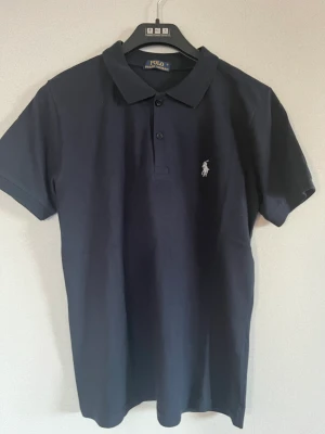 Polo Ralph Lauren Piké - Polo Ralp Lauren Piké använd ca 3 gånger Färg: Navy Skyblue Logga
