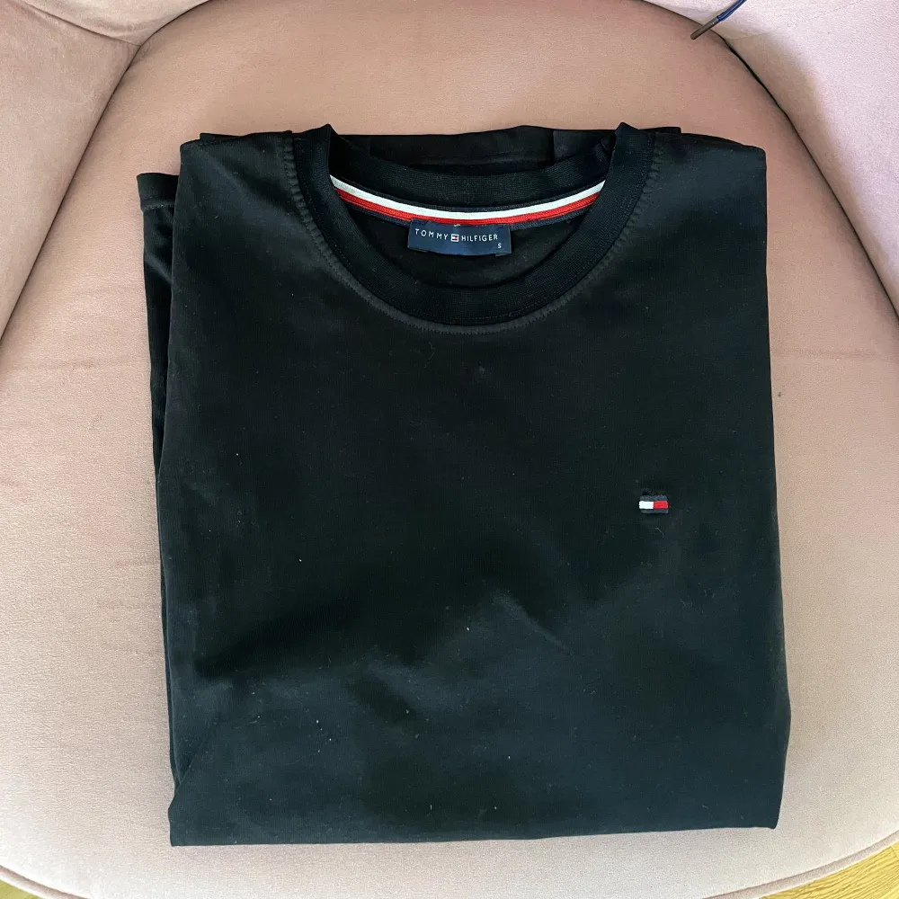 Tommy Hilfiger T Shirt använd endast 2 gånger Färg Svart. T-shirts.