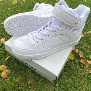 Nya sneakers i stl 35 - Helt nya sneakers i stl 35 från märket WARP. 