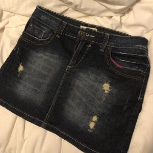 Jeanskjol  - Jeanskjol med slitningar och snygga bakfickor, använd fåtal gånger  Skriv vid funderingar 😇   Midja- 42 Längd - 37 