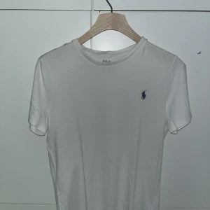 Ralph lauren T-shirt storlek s - Säljer min Ralph lauren T-shirt som är för liten! Litet hål vid nacken där av priset