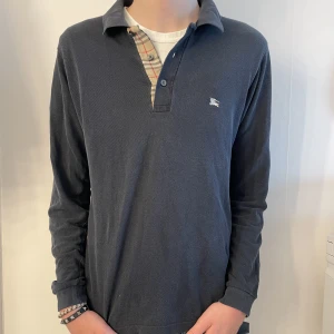 Burberry Piké  - Tja säljer nu min riktigt snygga burberry piké i riktigt bra skick, hör av dig vid frågor eller funderingar 
