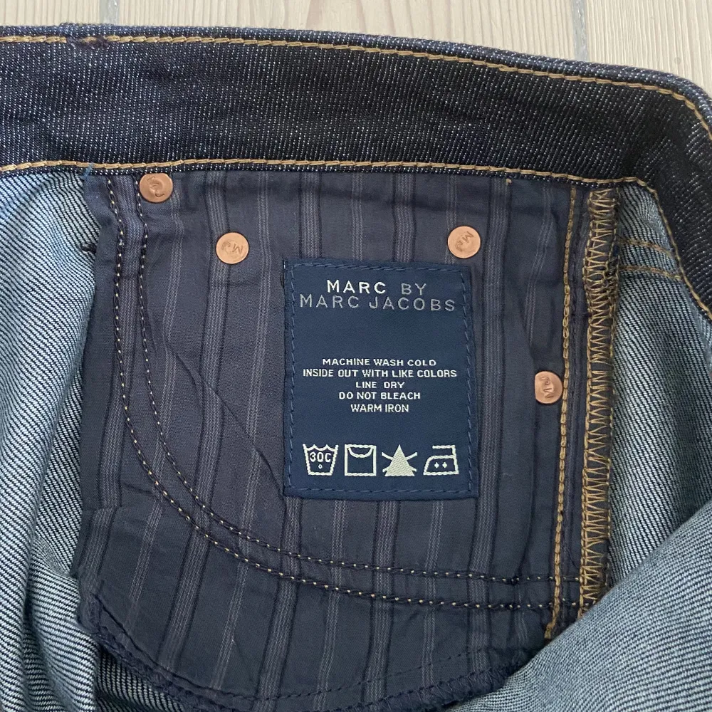 Marc Jacobs vintage jeans, Angela 001, mörkblå denim, Boot cut, Low cut, storlek 27”x32”, använda 2-3ggr, nästan nya.  . Jeans & Byxor.