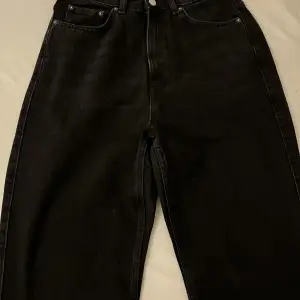 Supersnygga jeans i en populär modell (rowe), använda fåtal gånger✨