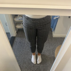Kostymbyxor - Mönstrade kostymbyxor som verkligen kan balla upp en outfit! Flexibel med pris så tveka inte på att höra av dig! 💓 