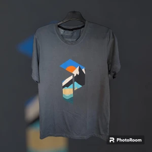 Peak performance tshirt - Bra skick . Ish 8/10. Peak tisha go kvalite lite tunnare men skön.