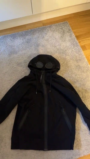 CP company hoodie till salu - Storlek M, använd fåtal gånger. Nyskick, nypris: 2600kr på NK Göteborg