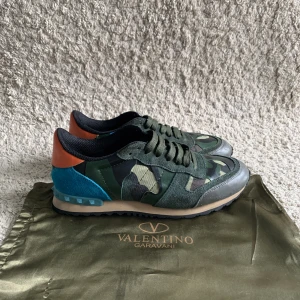 Valentino Rockrunner - Oerhört snygga Valentino Rockrunners i extremt bra skick🤝Dem är köpta på vestiaire där endast autentiska skor kan säljas, därav är dessa skor 100% äkta. Skorna plus dustbag är det som följs med. Nypris=8000+ | Mitt pris=2199. Inga skambud tack