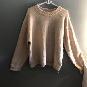 Stickad tröja från hm. - Jag säljer tröjan för den är Förstor, den har två hål i nacken men inget man märker av och man ser inget heller bakifrån. Jag köpte den i vintras för 200kr.