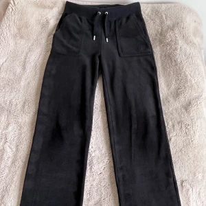 Svara juicy couture byxor  - Säljer mina svara juicy byxor pga att de inte kommer till användning. Sparsamt använda! Inköpta förra sommaren, kvitto finns. Äkta!  Köpta för cirka 1000 kr.  Kontakta om ni vill se fler bilder❤️