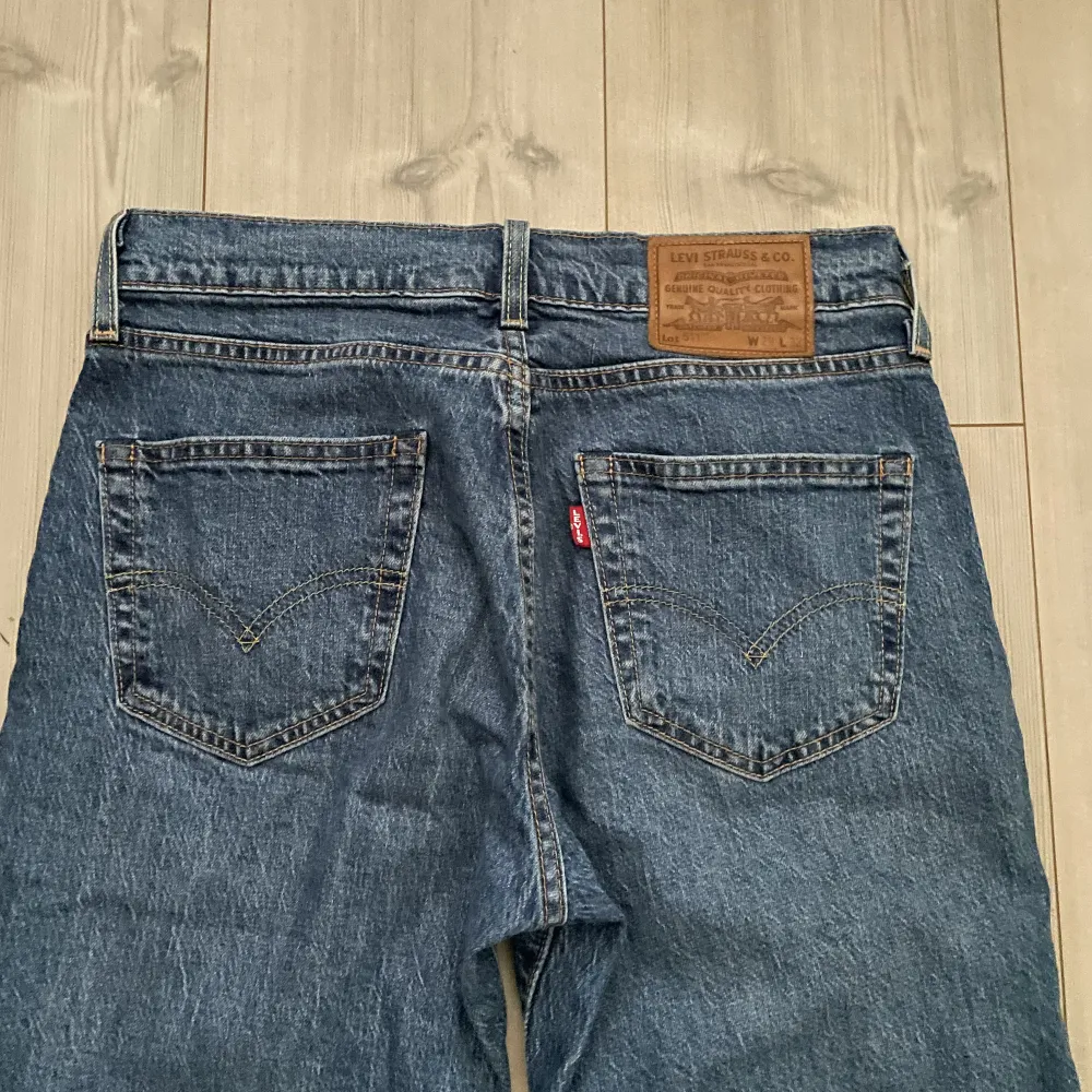 Säljer nu mina Levis jeans då dom inte kommer till någon andvändning. . Jeans & Byxor.