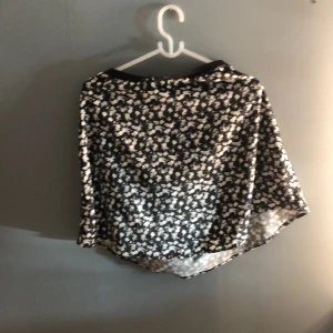 Kjol  - Säljer den för den inte är så snygg enligt mig, bra skick, har inte använt mycket alls.