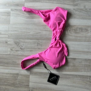 Bikiniöverdel Zaful  - ✨ ALDRIG ANVÄND ✨   Bikiniöverdel i lysande rosa från Zaful, med prislapp kvar 💕   Överdel i storlek M, men passar nog bättre en S - möjligtvis en M med mindre byst. 💕