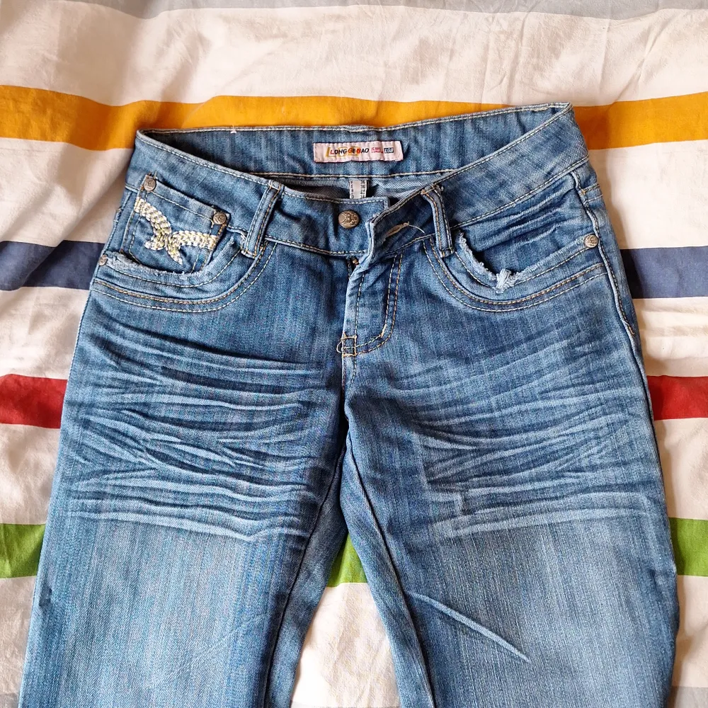 Tvärsnygga jeans från longeboa köpta på second hand. Passar dam och sitter som en S. Skinny. Skriv för mer :). Jeans & Byxor.