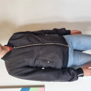 Svart bomberjacka - Svart bomberjacka. Fint begagnat skick.