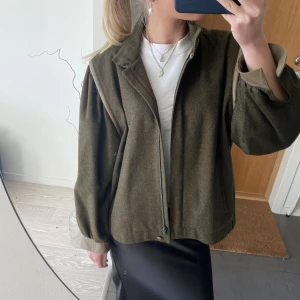Höstjacka  - Såå snygg höstjacka som jag köpt secondhand🥰