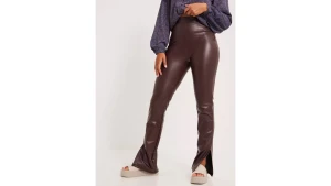 Skinnbyxor Nelly XS - Säljer mina bruna skinnbyxor pga förstora, dem är limmade med tyglim längst ner vid byxänden då de var för långa på mig, önskas det att få dem längre är det bara att dra isär utan några märken. Dem är i bra skick, använd vid ett fåtal tillfällen.