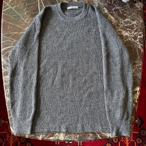 Acne Studios Tröja - Underbar acne studios ull tröja. Extremt skön, köpt 2-3 år sen men knappast använd. Perfekt nu till hösten