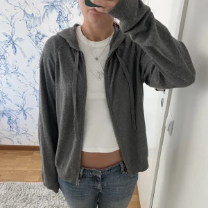 Kashmir hoodie - Säljerm in fina kashmir hoodie från hm i så fint skick. Jättefin och bekväm!